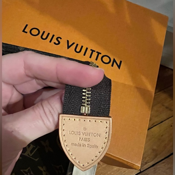 Louis Vuitton Toiletry 26 in Monogram Canvas - Picture 3 of 4